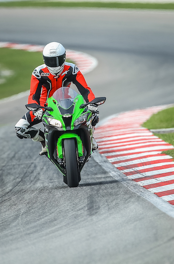 Illustration for article titled Ride Review: The 2016 Kawasaki ZX-10R Is The Amazing Superbike That Won't Kill You